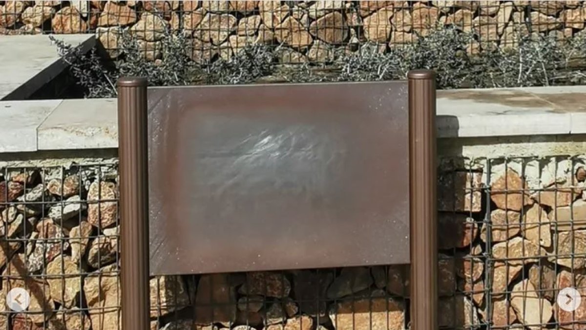 Cartelería vandalizada en la zona de San Cristóbal