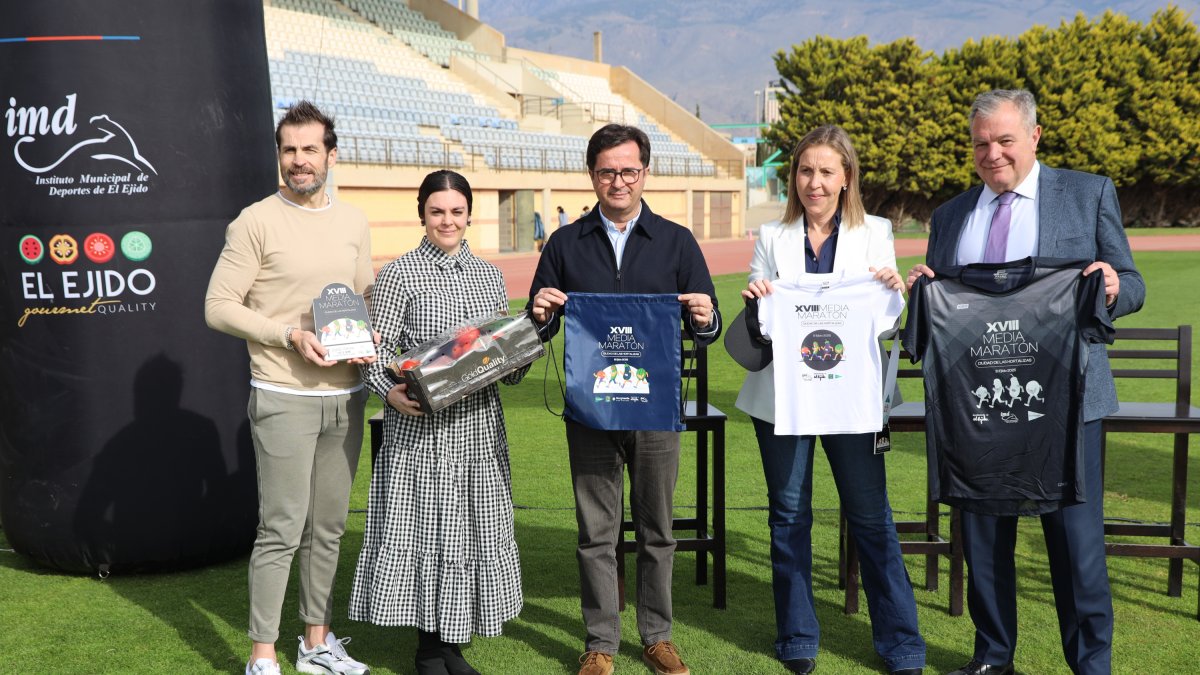 Presentación de la XVIII Media Maratón Ciudad de las Hortalizas en el estadio de Santo Domingo.