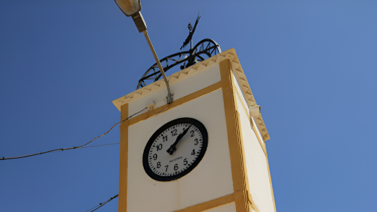 Una torre de reloj visible desde todo el municipio.
