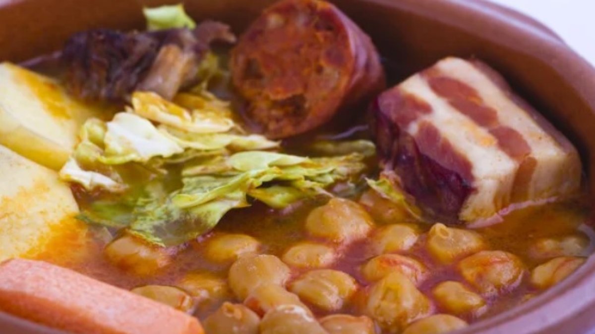 Fotografía de archivo de un plato de cocido.