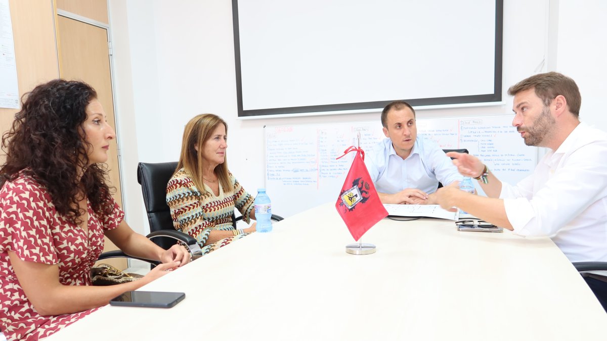 Imagen de archivo de reunión del delegado con el alcalde y concejales.