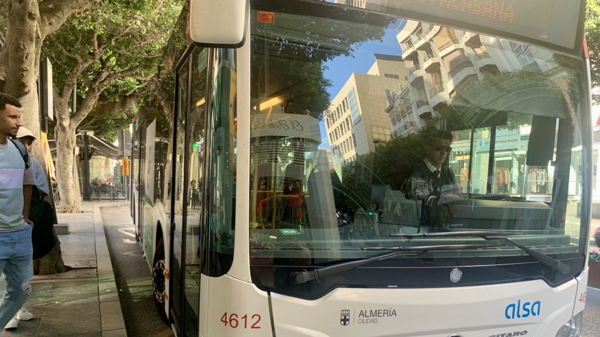 Un autobús circulando por la capital