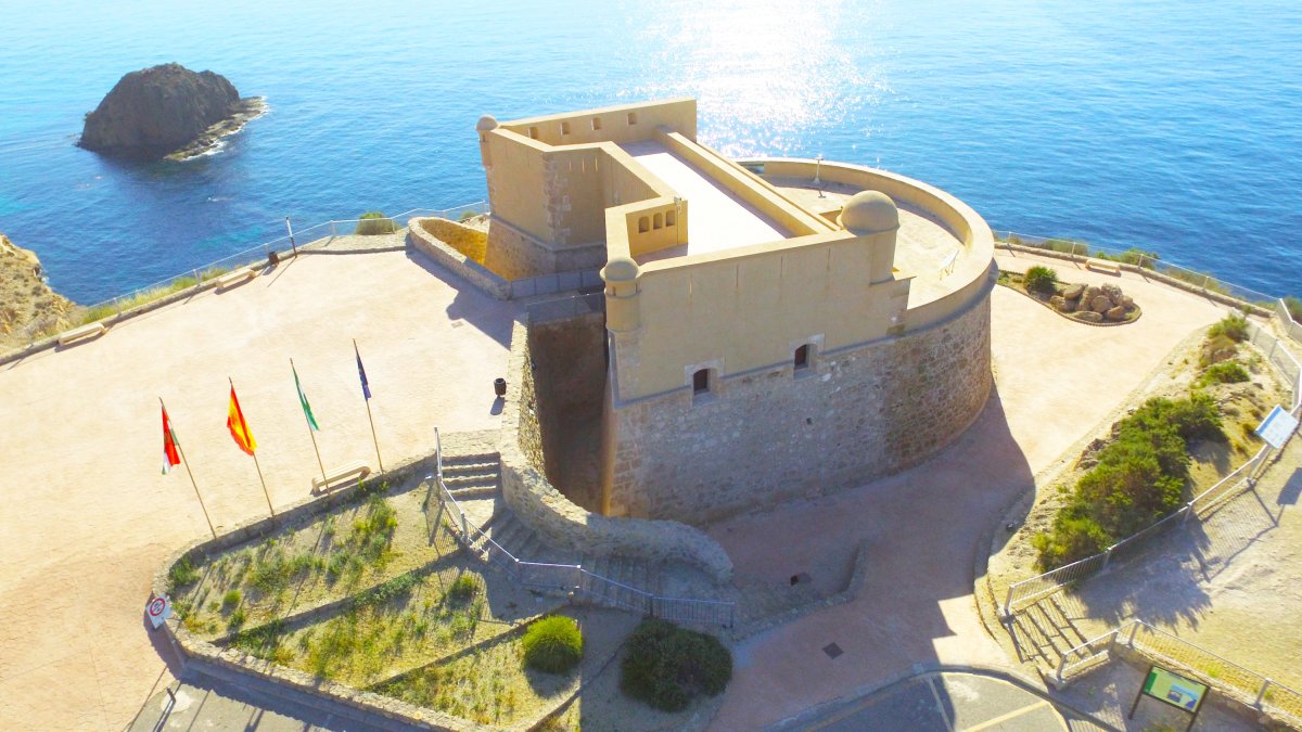 El increíble enclave donde se encuentra el castillo de San Juan de los Terreros.