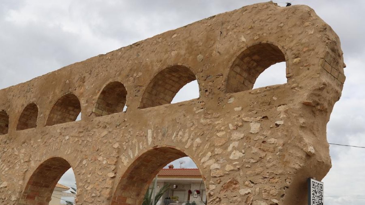 Un acueducto a pie de calle en Almería.