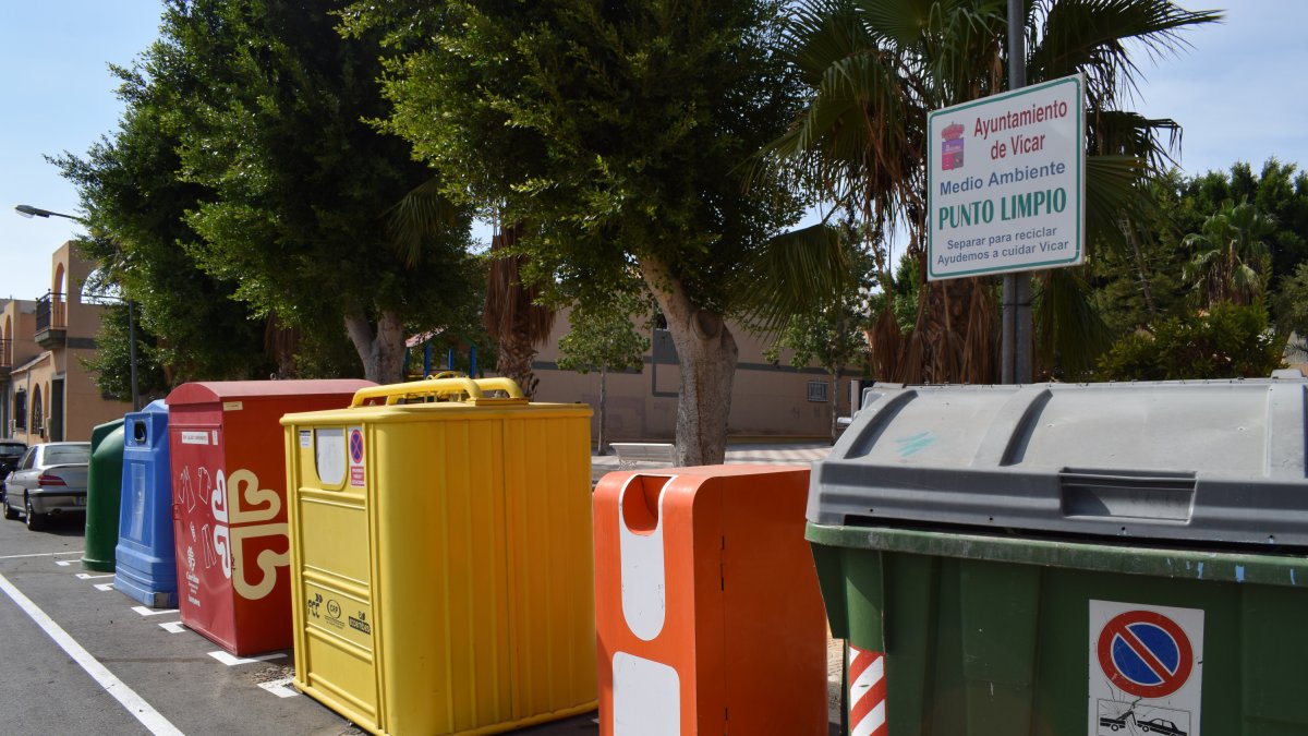 Distintos tipo de contenedores en el municipio de Vícar.