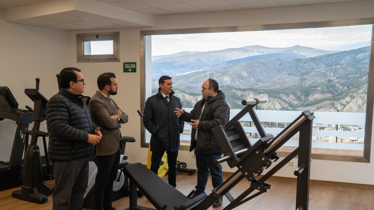 El presidente de la Diputación de Almería visita el nuevo gimnasio de Alcolea.