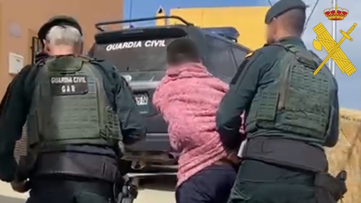 Momento en que los agentes de la Guardia Civil detienen a uno de los hombres