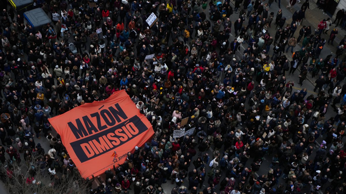 Centenares de personas durante una manifestación para exigir la dimisión de Mazón.