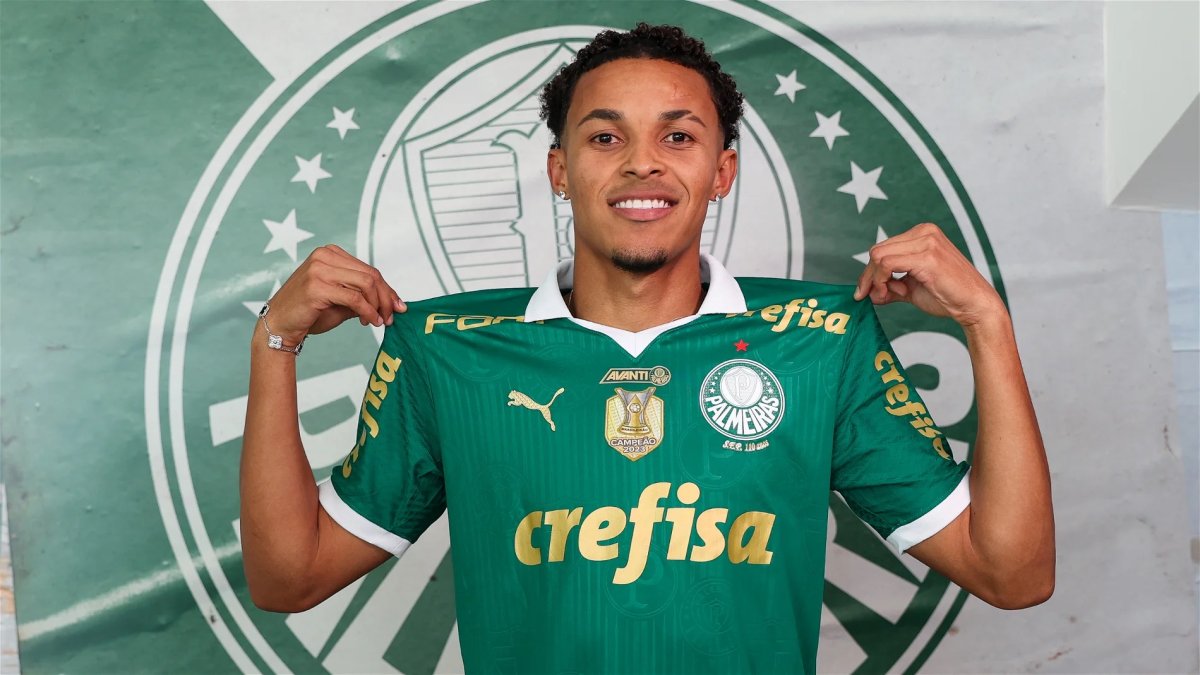 Lázaro a su llegada a Palmeiras posa feliz.