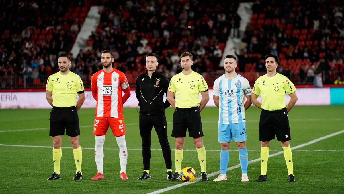 Leo Baptistao, capitán del Almería ante el Málaga.