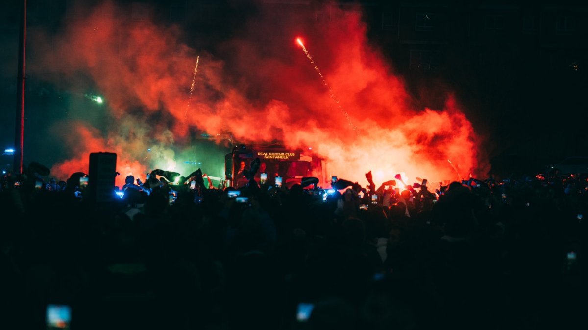Ambientazo para recibir al Racing de Santander en El Sardinero, donde ganó 2-0 al Elche.
