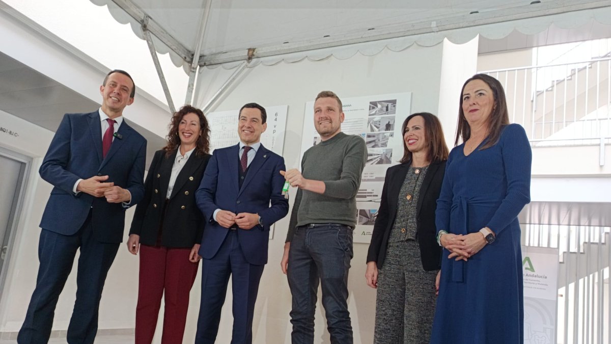 Momento de la entrega de llaves a uno de los adjudicatarios