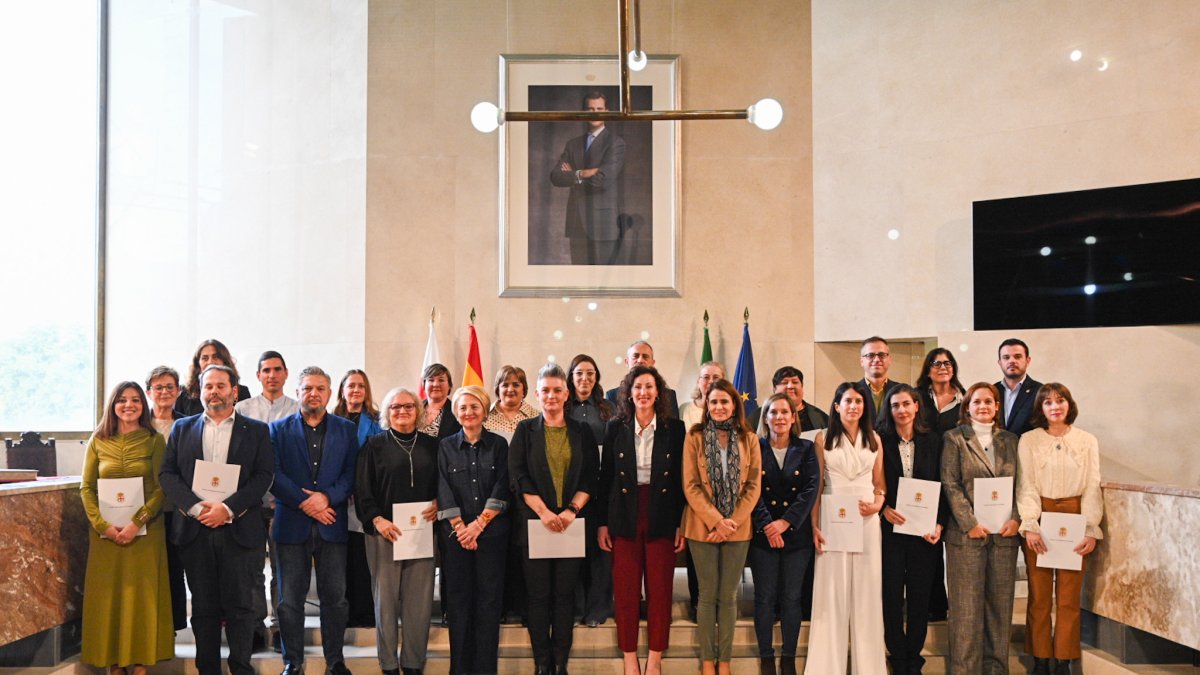 Los nuevos funcionarios de carrera que han tomado posesión como subalternos en el Ayuntamiento de Almería.