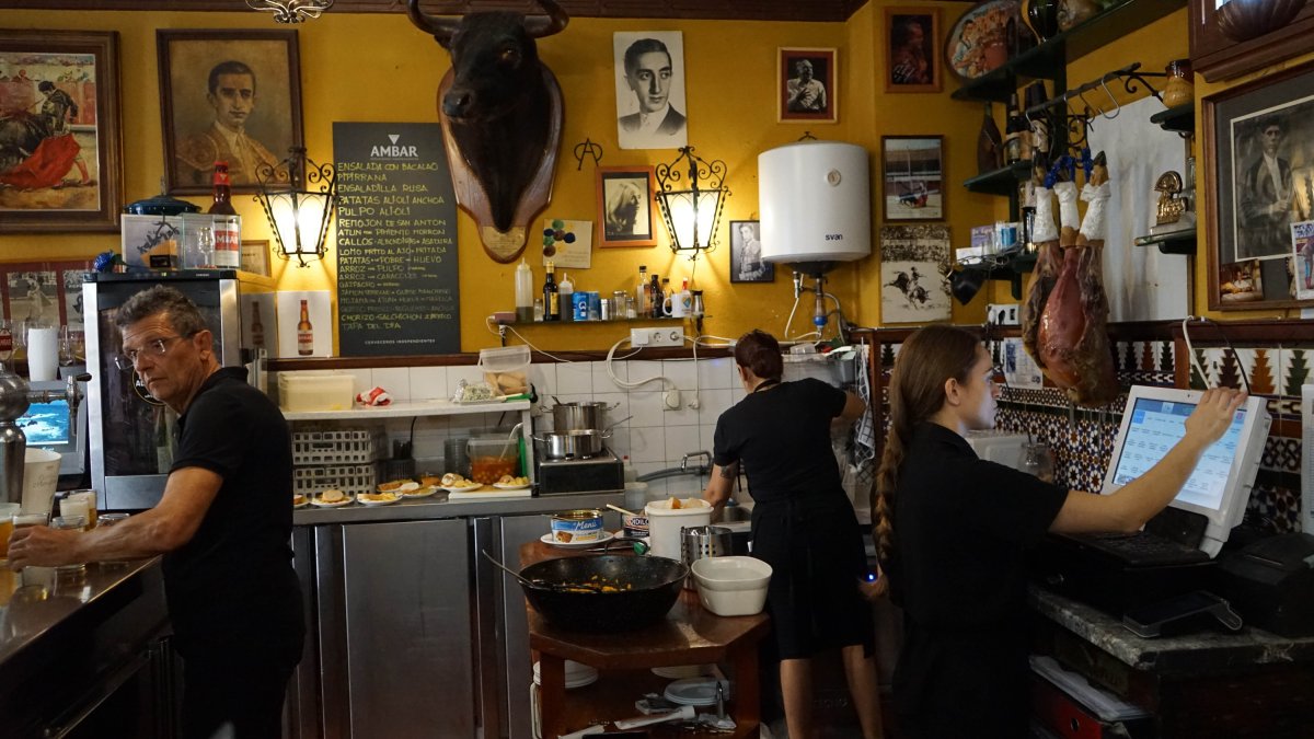 El Quinto Toro, Manolete en la pared y Curro en la barra.