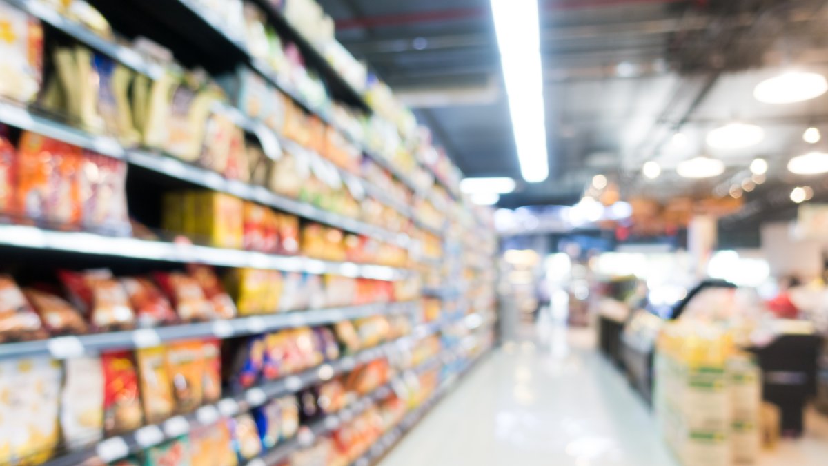 Pasillo y estanterías de un supermercado.