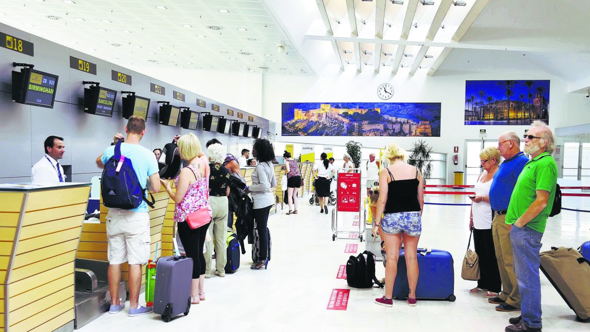 Viajeros en los mostradores del aeropuerto de Almería