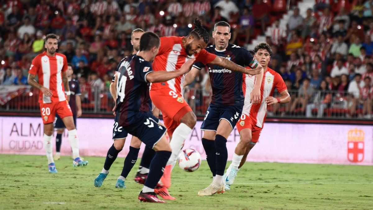 Almería y Eibar empataron a dos en la primera vuelta. Los rojiblancos lograron remontar un 0-2 adverso.
