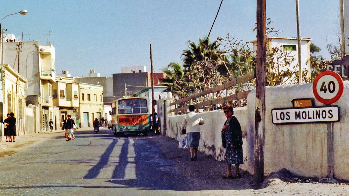 La entrada a la calle principal de Los Molinos por la Carretera de Níjar, con la tapia que separaba el camino del restaurante de la familia Díaz.