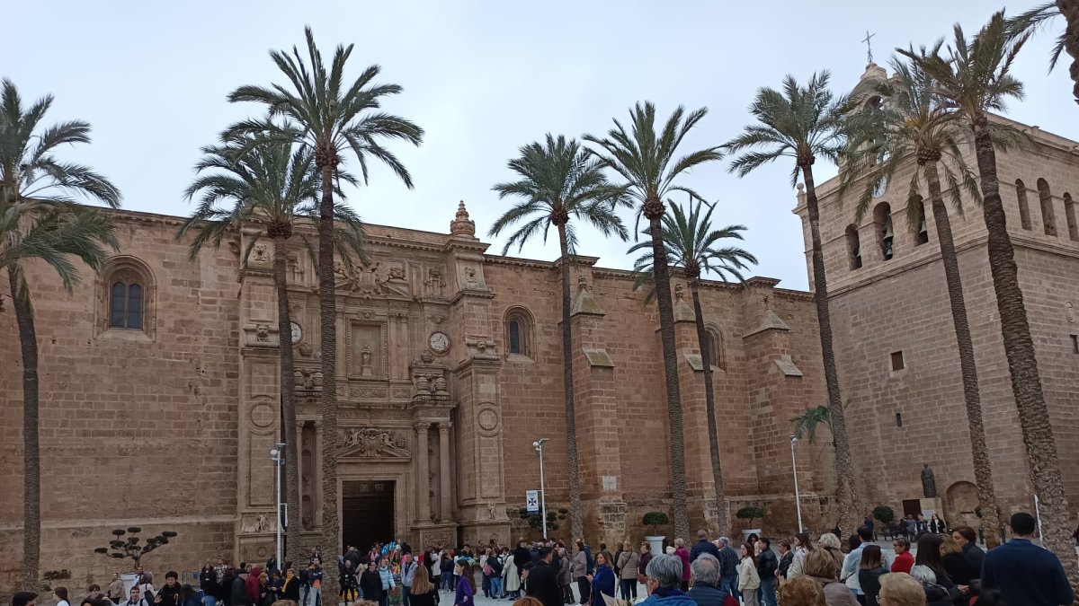 Largas colas en el besapiés del Cautivo.