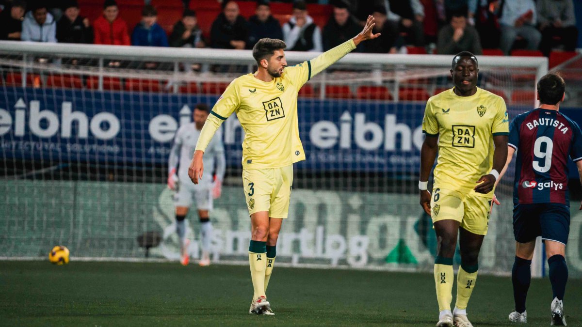Édgar y Lopy en primer plano en un encuentro donde el Almería se vio superado por el Eibar y acabó perdiendo por la mínima.