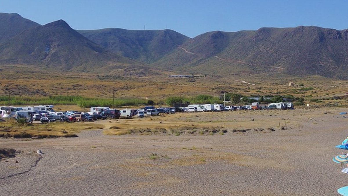 Coches estacionados en una playa de Cabo de Gata.