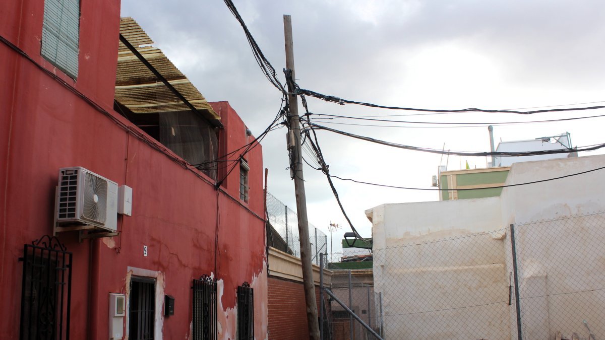Palo de la luz y cableado tercermundista en el barrio de la Almedina.