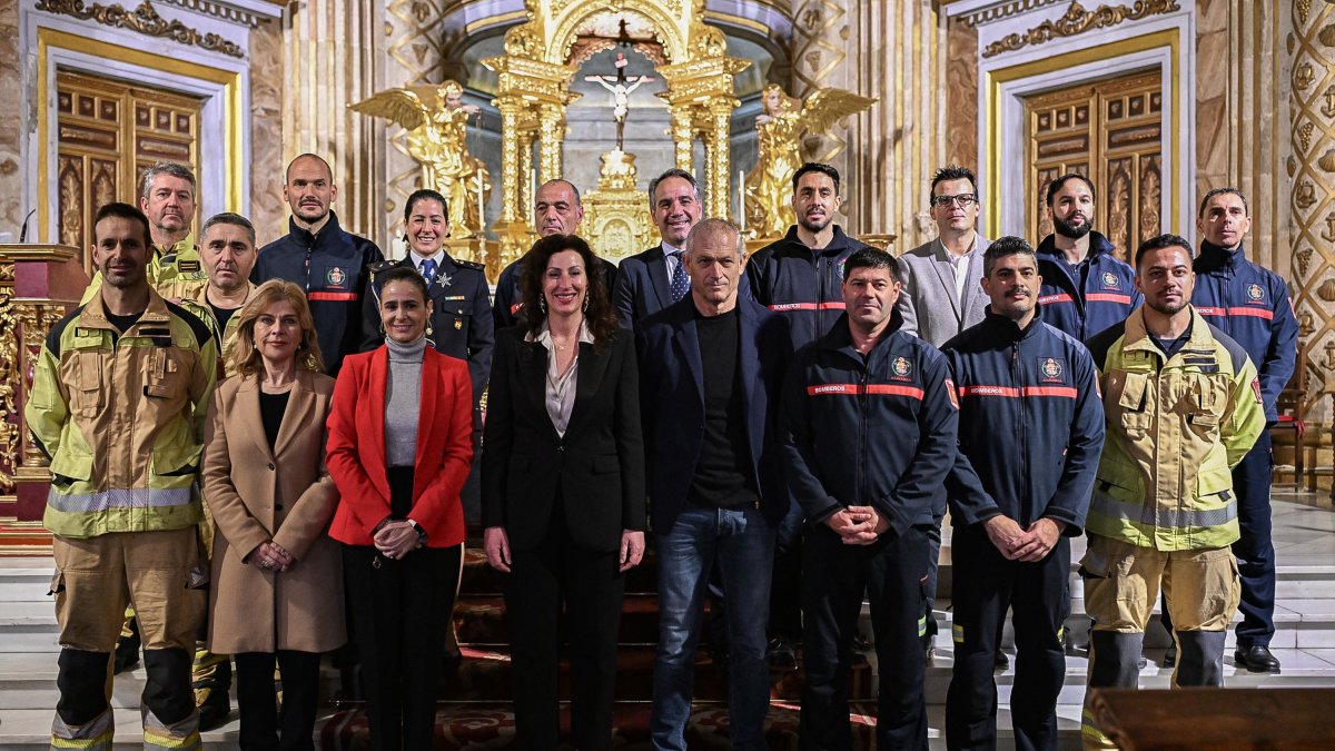 Foto de familia de los Bomberos de Almería en el día de su patrón, con la alcaldesa María del Mar Vázquez y miembros de la Corporación Municipal.