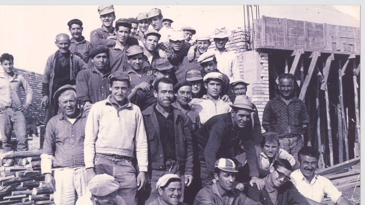 Tajo de albañiles de la comarca que con sus manos levantaron a partir de 1964 el Parador de Turismo de Mojácar.