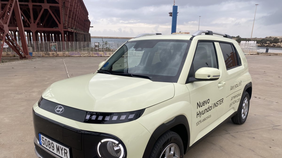 El nuevo Inster junto a la ballena del pequeño Gabriel durante la prueba