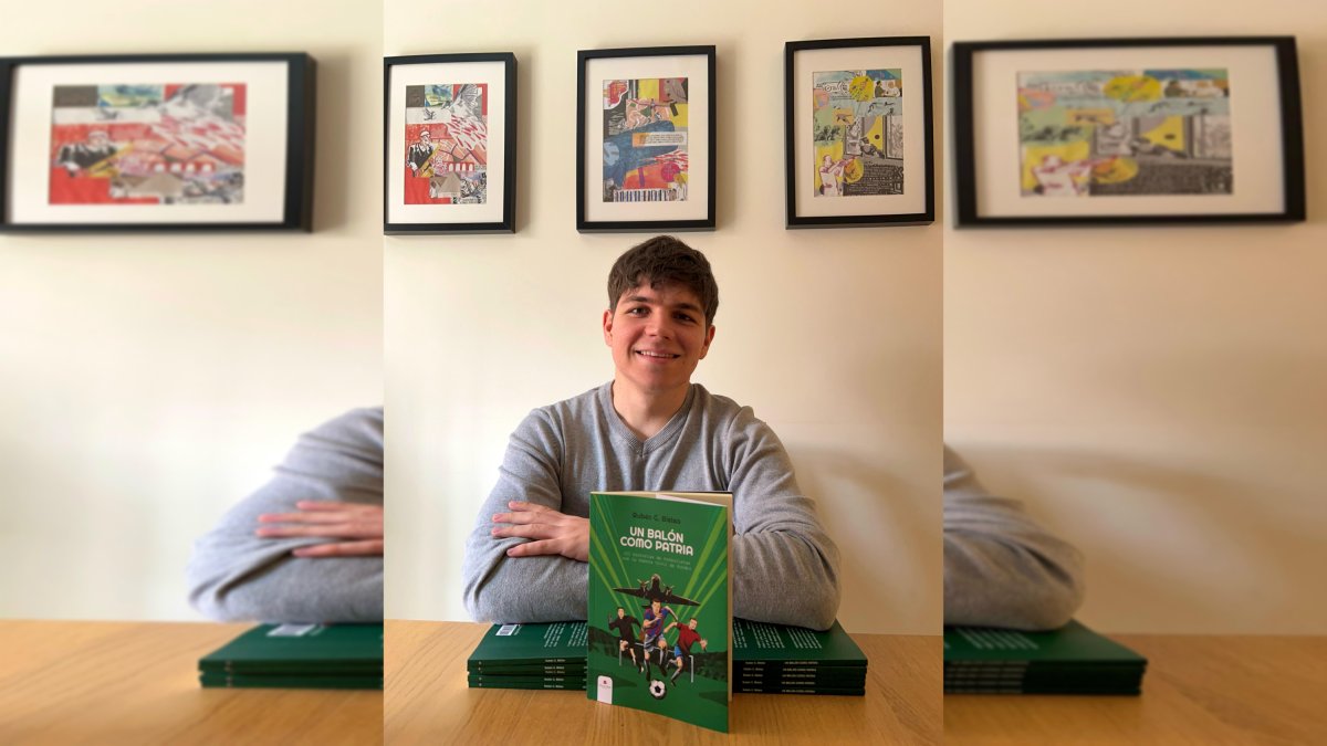 El escritor y periodista Rubén García Bielsa con su libro 'Un balón como patria'.