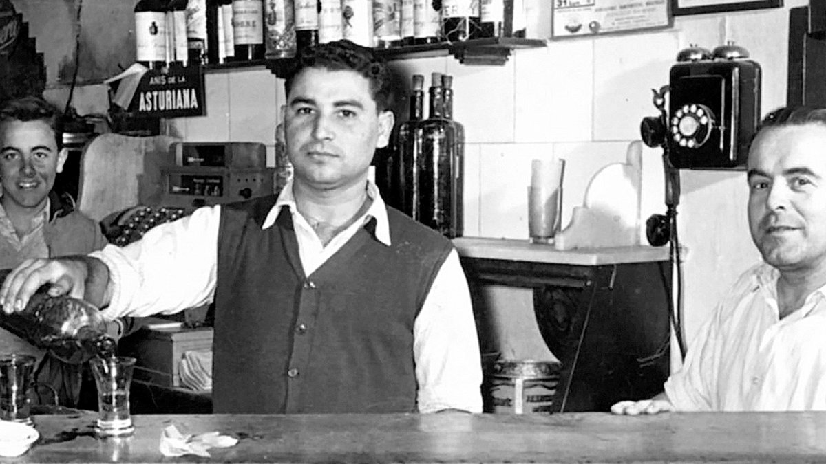Juan Valverde (de blanco) cuando regentaba el bar La Gloria de la calle de Granada, junto al camarero Juan Marín.