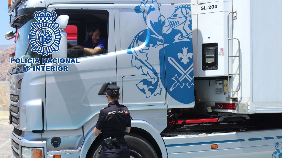 Agente de la Policía Nacional durante la OPE.