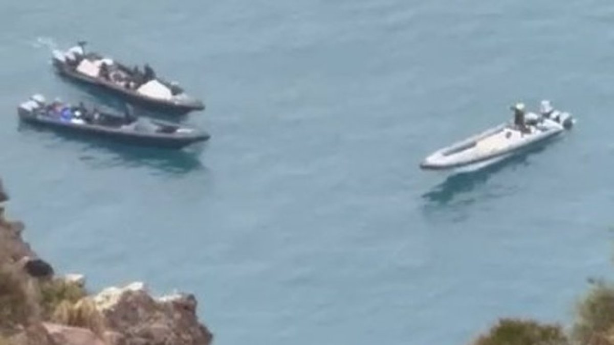 Varias lanchas rápidas se refugian del temporal en la costa del Parque Natural de Cabo de Gata-Níjar.