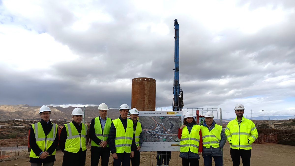 El subdelegado de Gobierno, José María Martín, y el alcalde de Viator, Manuel J. Flores, en la visita al desarrollo de las obras.