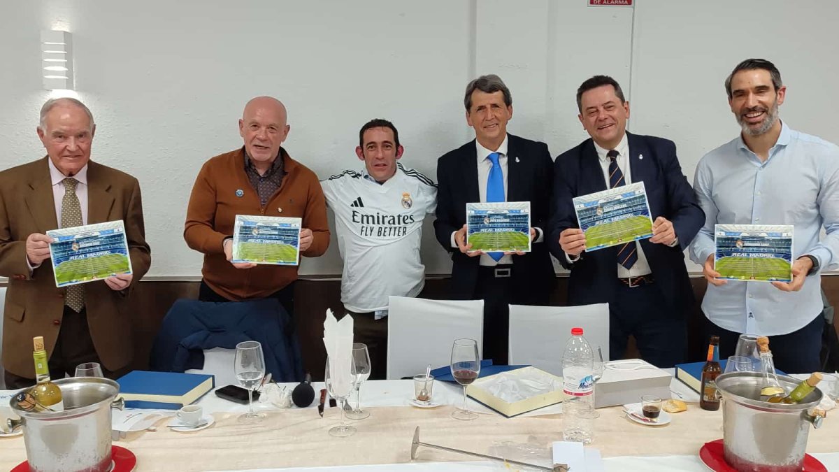 Foto de familia con el presidente de la peña y los invitados a la celebración.