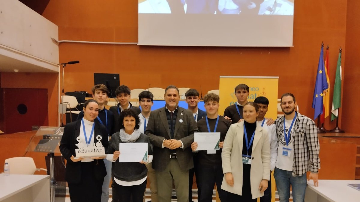 Foto en grupo de los ganadores de la fase provincial.