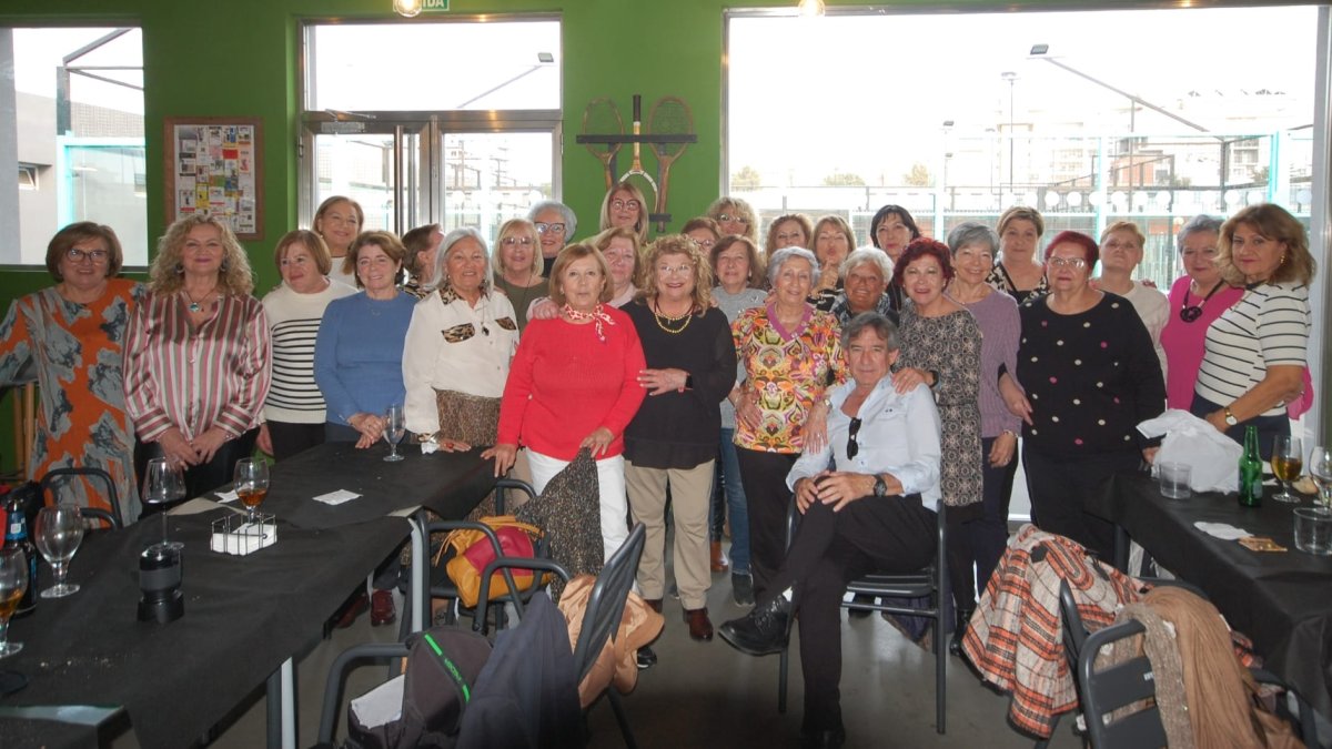 Las antiguas compañeras del taller de Zapata en su última quedada, que fue en bar Liceo Sport Club.