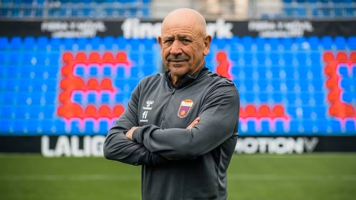 Claudio Barragán regresa a los banquillos para enseñar su fútbol.