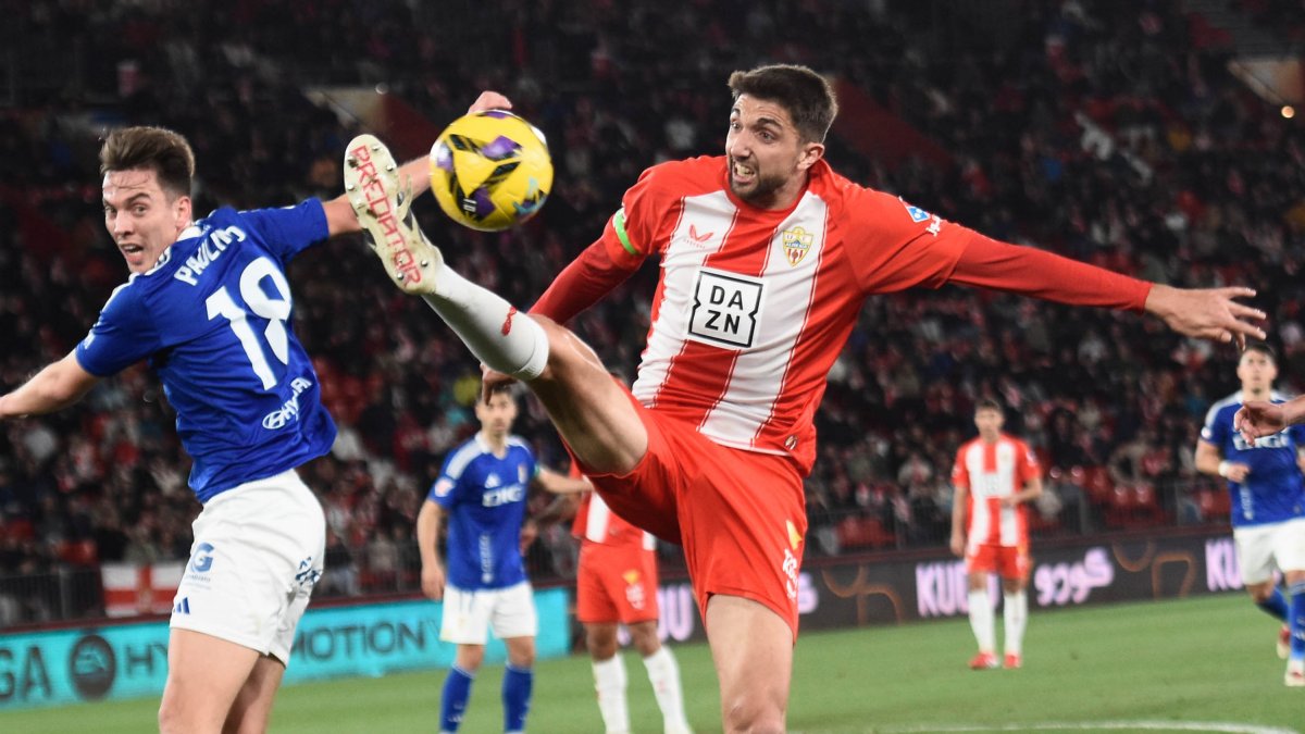 Édgar González en el partido contra el Real Oviedo, curiosamente el rival que está justo por encima en la clasificación.