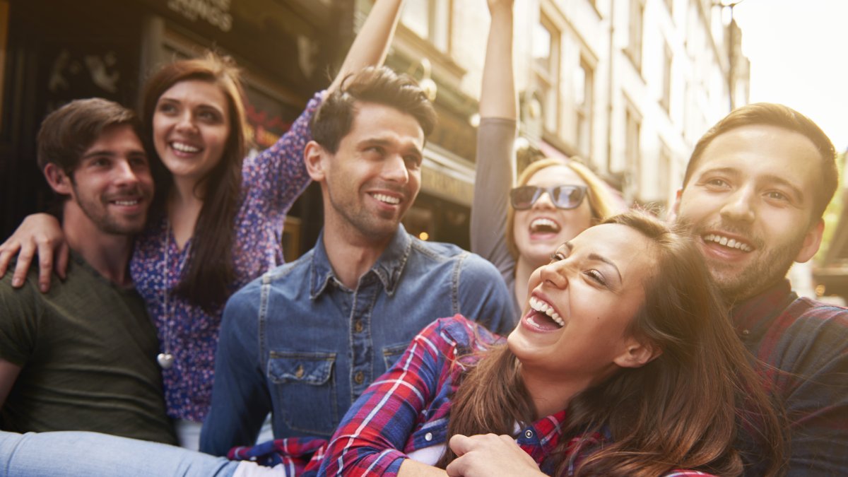 Un grupo de amigos se muestra feliz en la calle.