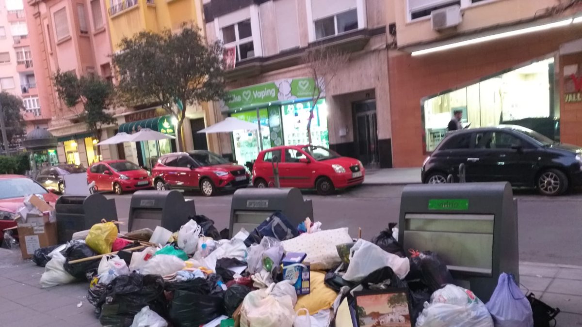 Foto de archivo de acumulación de basuras en la capital