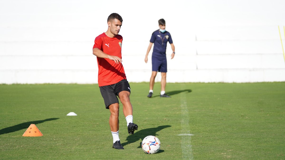 El jugador vasco nada más llegar a Almería se puso a entrenar.