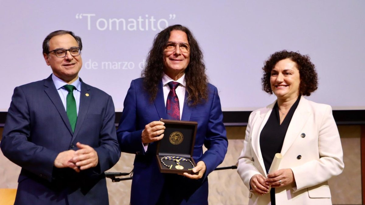 José J. Céspedes, rector de la UAL, hace entrega de la Medalla de Oro de la UAL a 'Tomatito', junto a Isabel María Ortiz, secretaria general de la UAL.