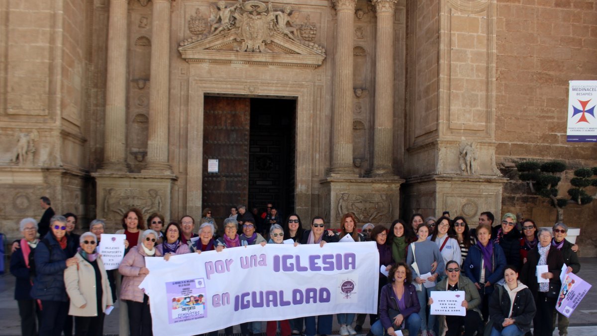 Foto de familia de la movilización a las puertas de la Catedral de Almería.
