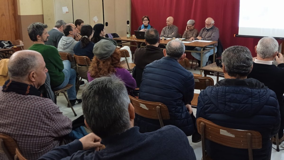 Reunión en la Asociación La Palmera para analizar qué se puede hacer contra el cambio climático.