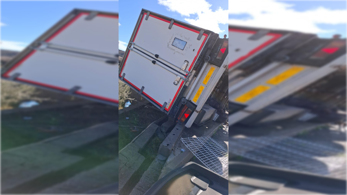 Tráiler volcado en El Puche.