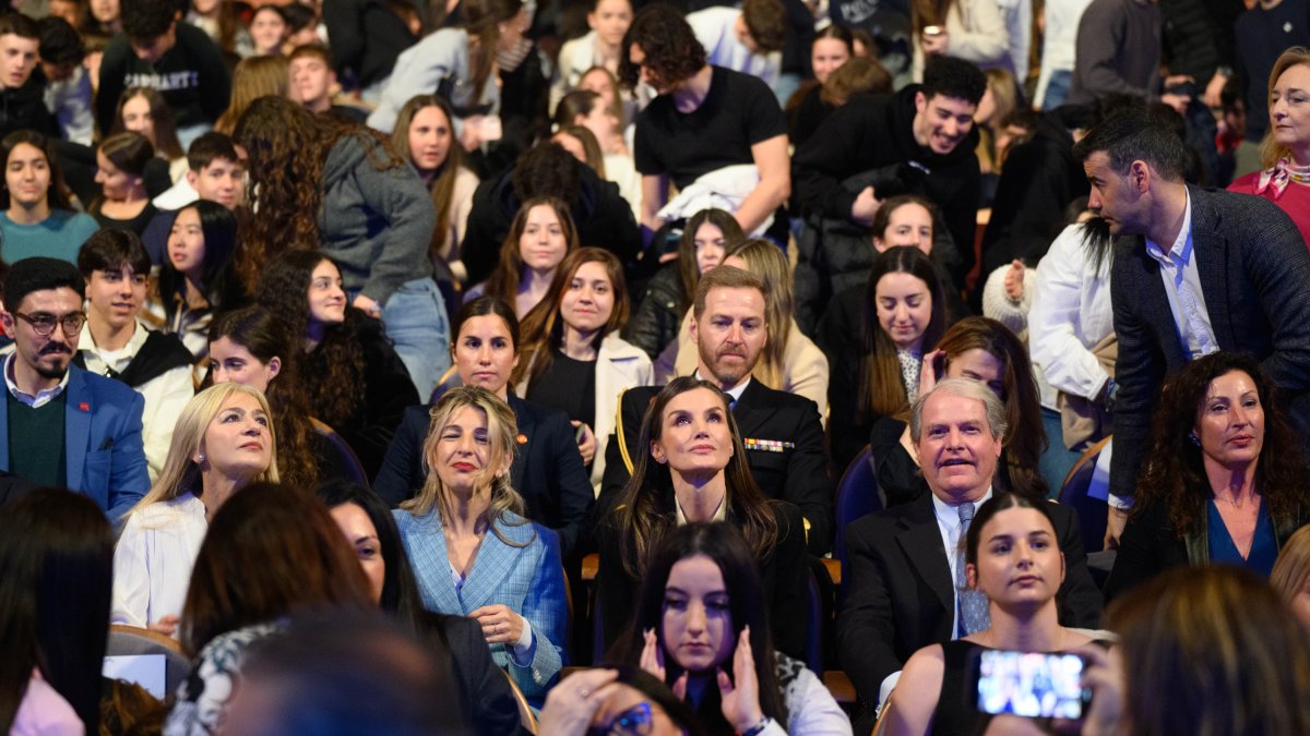 La Reina Letizia entre el público del Congrefest junto a Yolanda Díaz, Patricia del Pozo, Francisco Belil y María del Mar Vázquez.