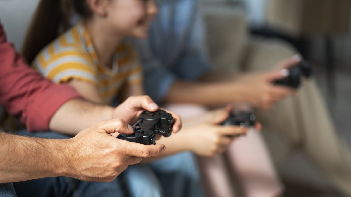 Una familia juega a videojuegos.
