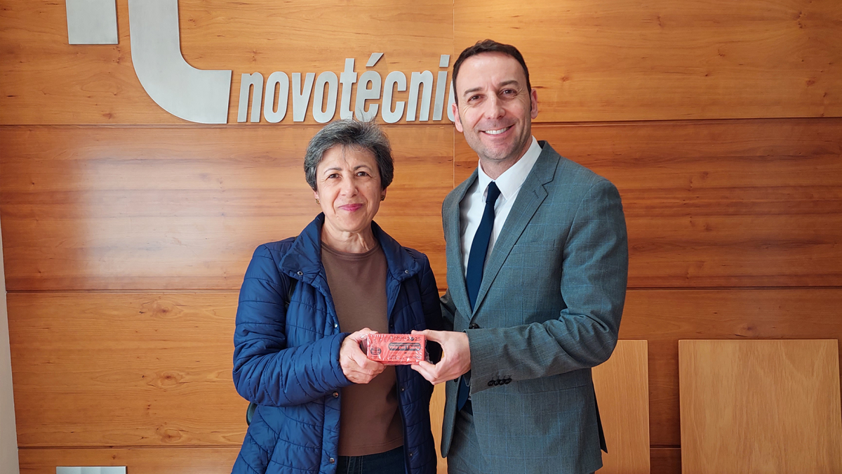 Juana, esposa del ganador Emilio Gallardo y Ricardo Céspedes, gerente de La Voz de Almería y Cadena Ser Almería, en la entrega del premio.