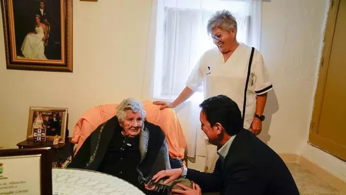 El presidente de la Diputación de Almería, Javier Aureliano García, junto a María Eugenia Bernabé.